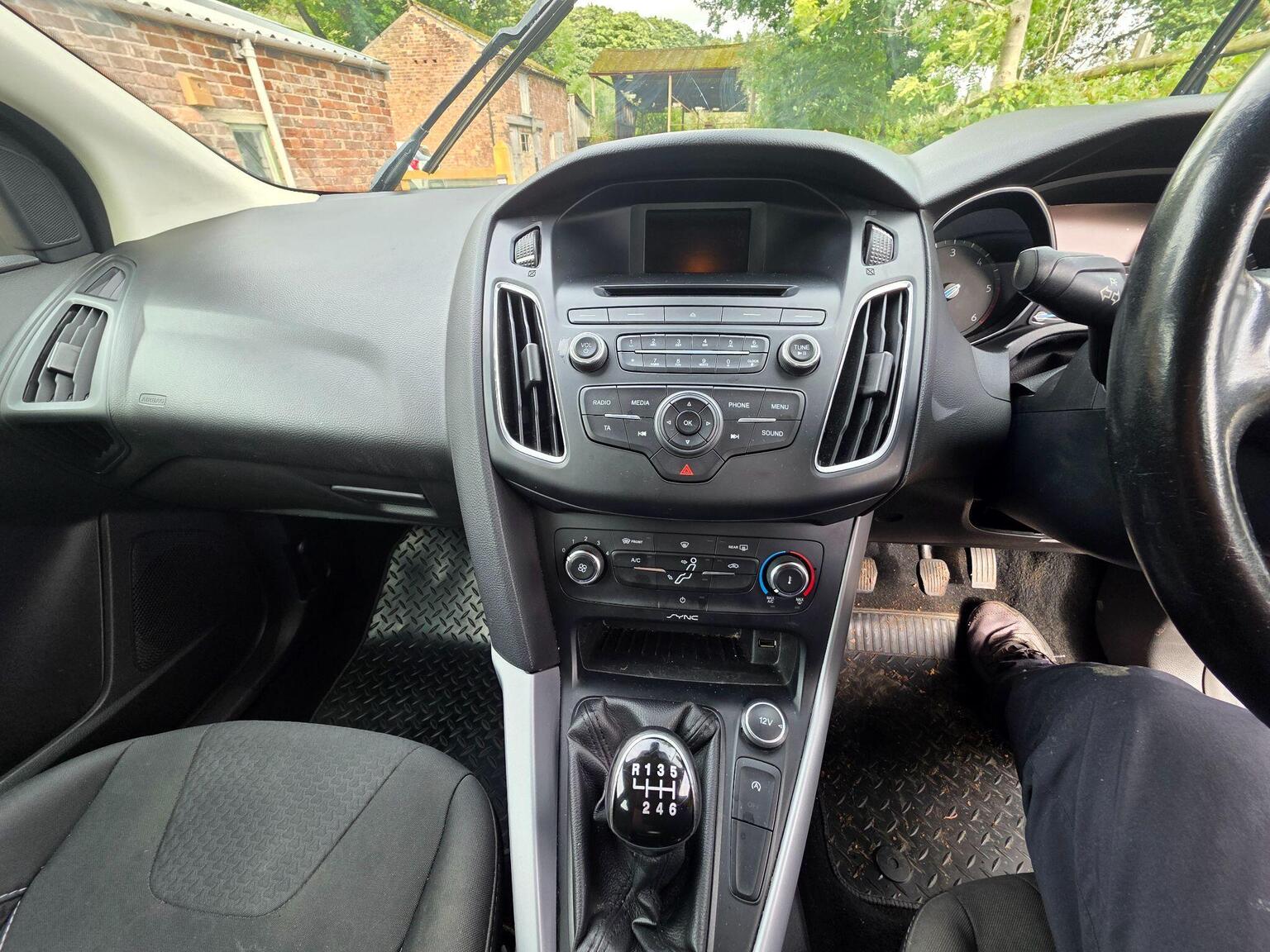 Ford Focus photo 11 of 26