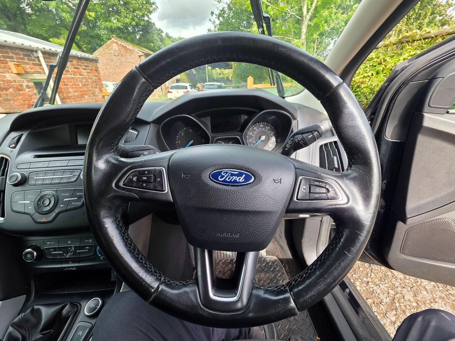 Ford Focus photo 23 of 26