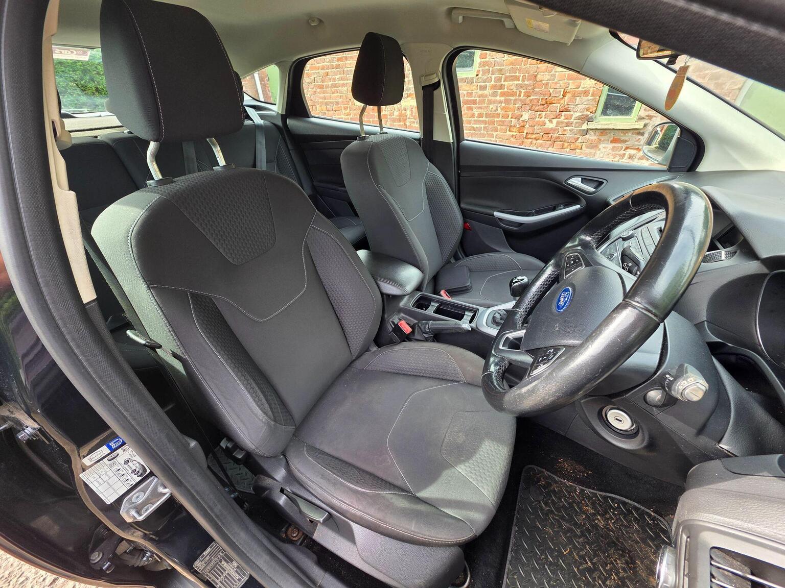Ford Focus photo 12 of 26