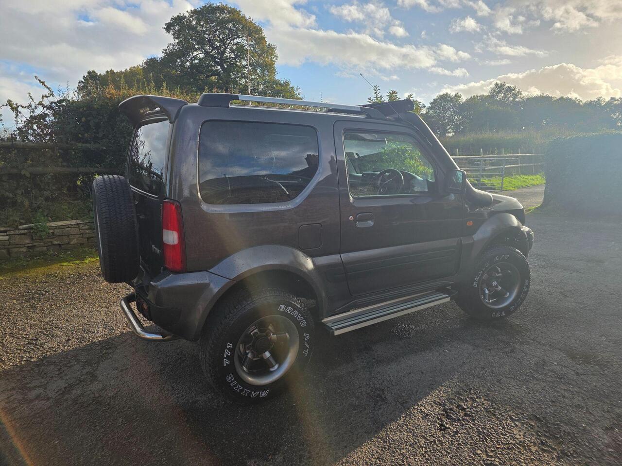 Suzuki Jimny photo 32 of 61