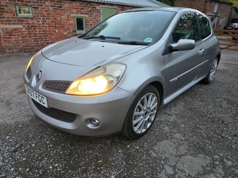 Renault Clio Renaultsport 197 photo 9 of 27