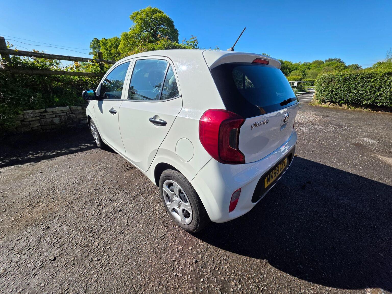 Kia Picanto photo 2 of 12