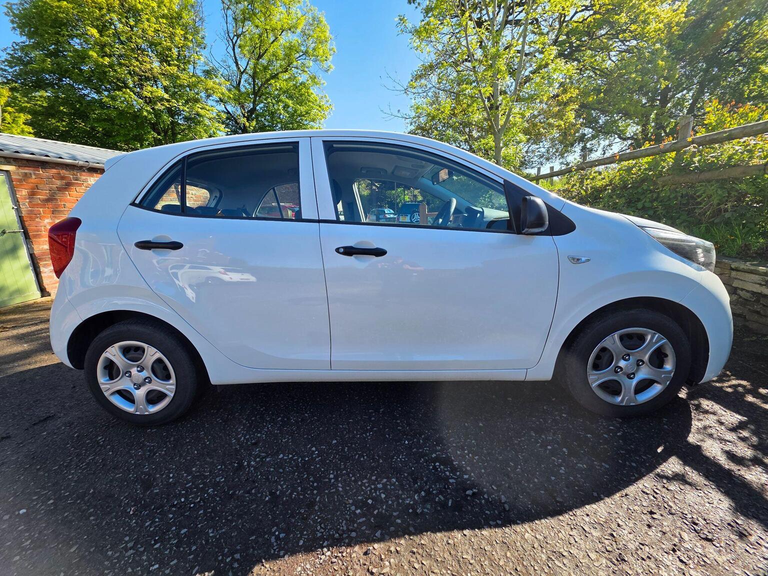 Kia Picanto photo 1 of 12