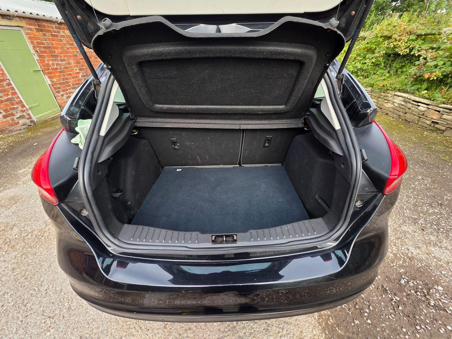 Ford Focus photo 22 of 26